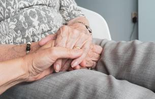 mains personnes âgées et aidants - Bien vieillir à la CCLPA